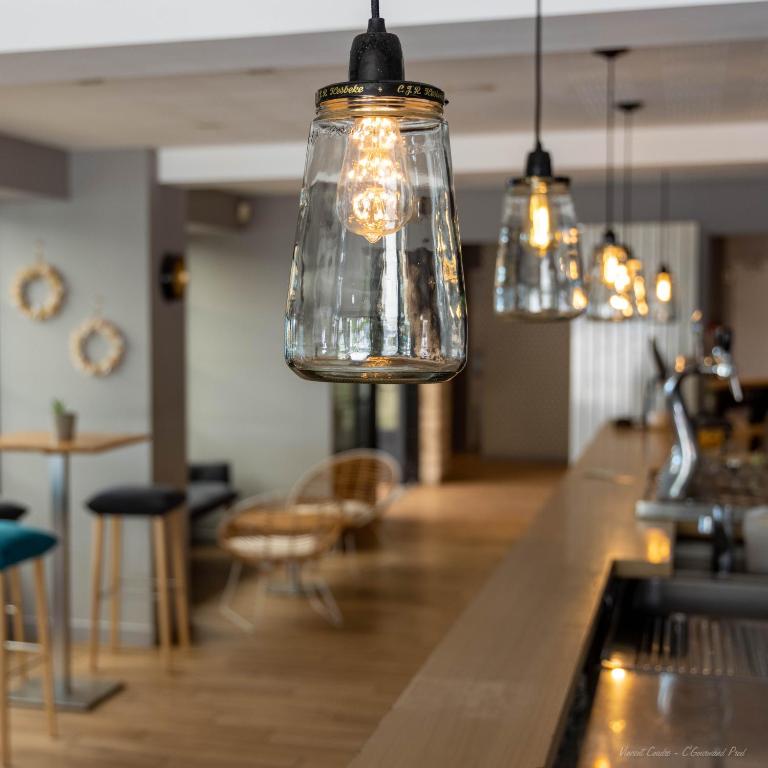Logis Hôtels - Le Belvédère - Hôtel 2 étoiles et Restaurant餐厅或其他用餐的地方