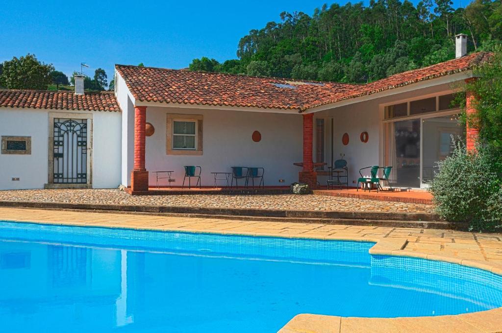 里奥马约尔Casa d'Aldeia的一座房子前面设有游泳池