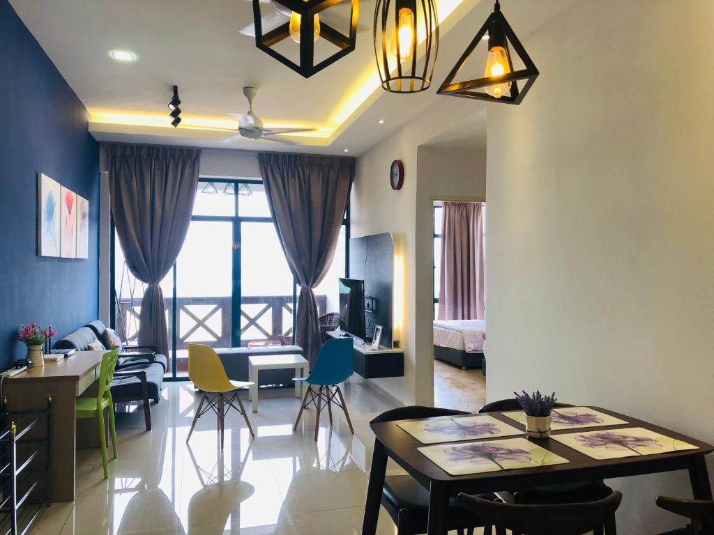 马六甲Lovely2stay@Mahkota的一间带餐桌的客厅和一间客厅。