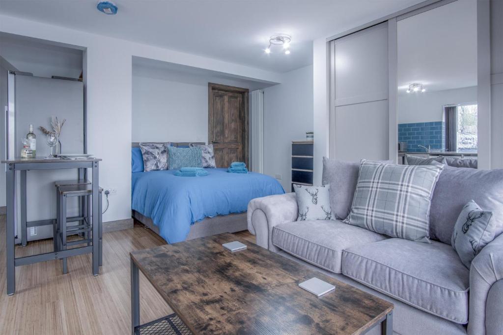 马诺比尔Haylands Hideaway - 1 Bedroom Apartment - Jameston的客厅配有沙发和1张床