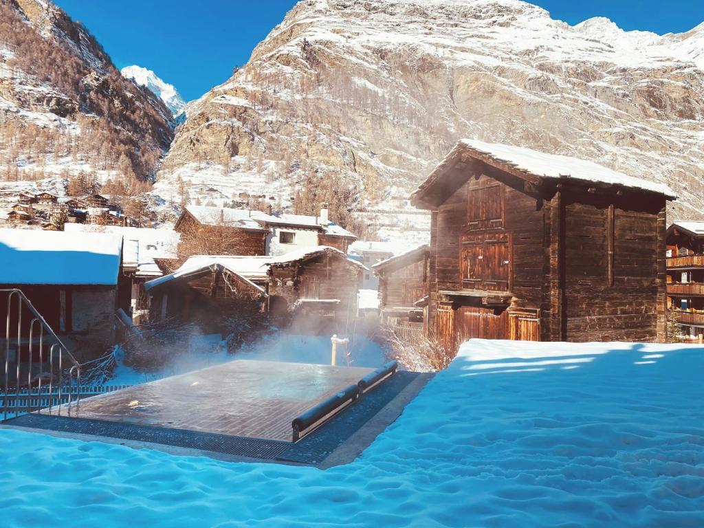 采尔马特摩羯座酒店 的雪中与山间的热水浴池
