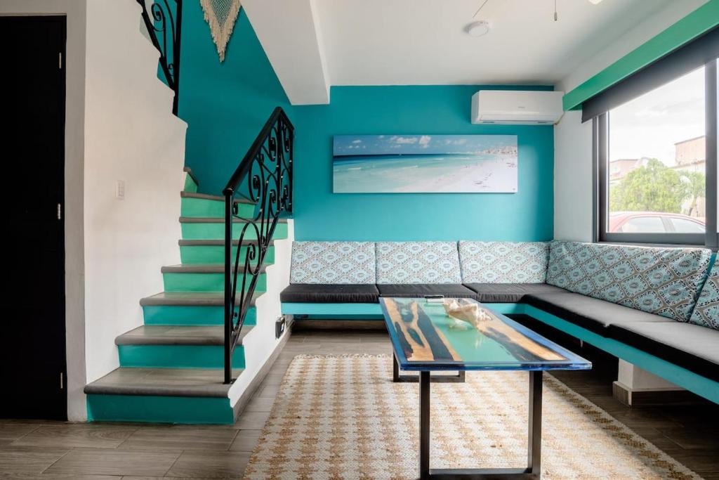 坎昆Casa Korima Cancun - Luxurious - Budget Friendly的带沙发和玻璃桌的客厅
