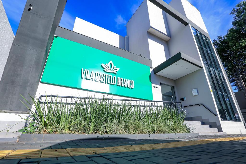 伊瓜苏Vila Castelo Residencial no Centro de Foz的前面有绿色标志的建筑