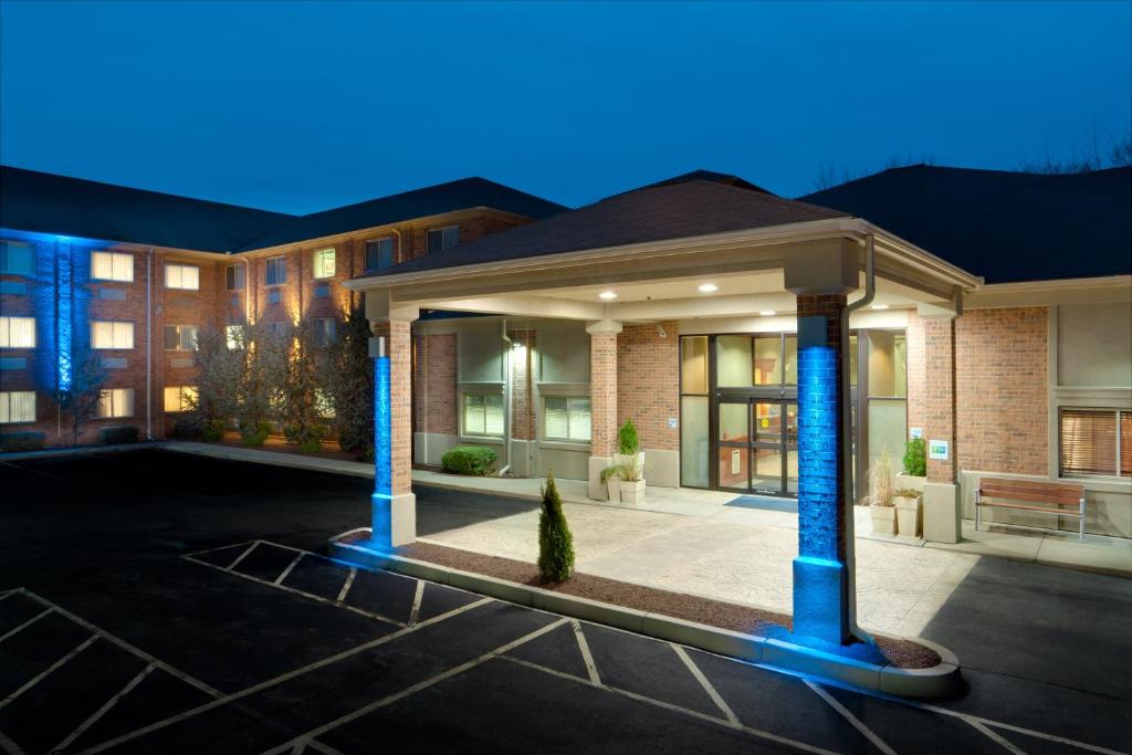 史密斯菲尔德史密斯菲尔德普罗维登斯快捷假日&套房酒店的停车场内有蓝色灯光的建筑