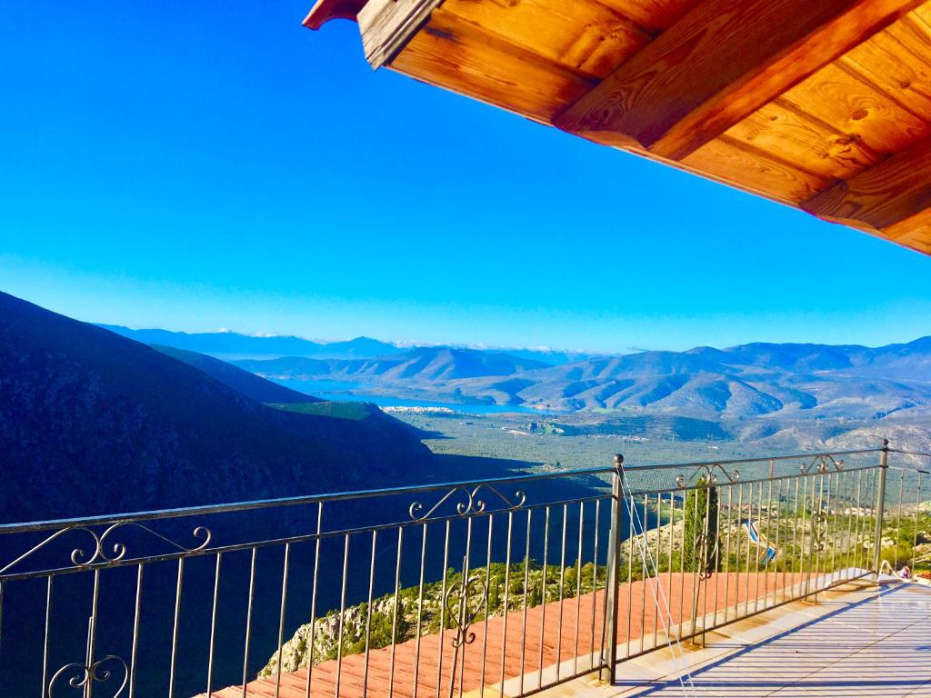 特尔斐delphi aiolos center hotel panoramic view&yoga harmony hotel&rooms的山景阳台。