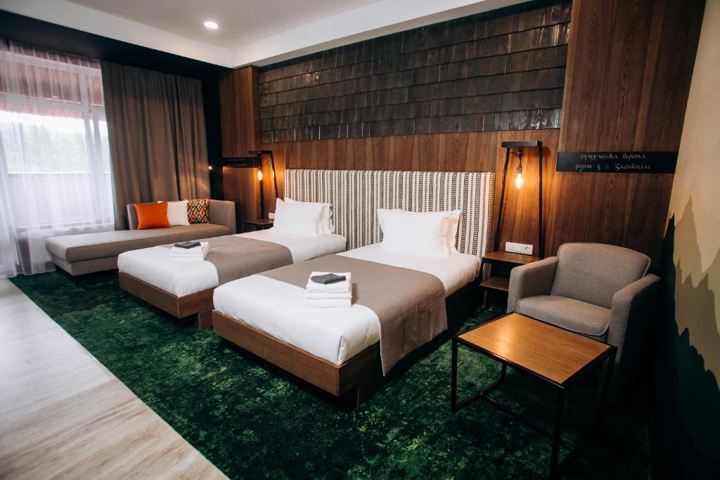 亚列姆切MORVA Premium Spa Resort的酒店客房,配有两张床和椅子