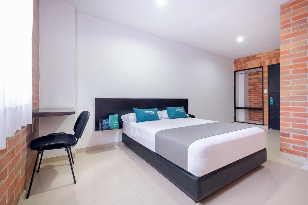 巴兰卡韦梅哈Ayenda RM的一间卧室配有一张床和一把椅子