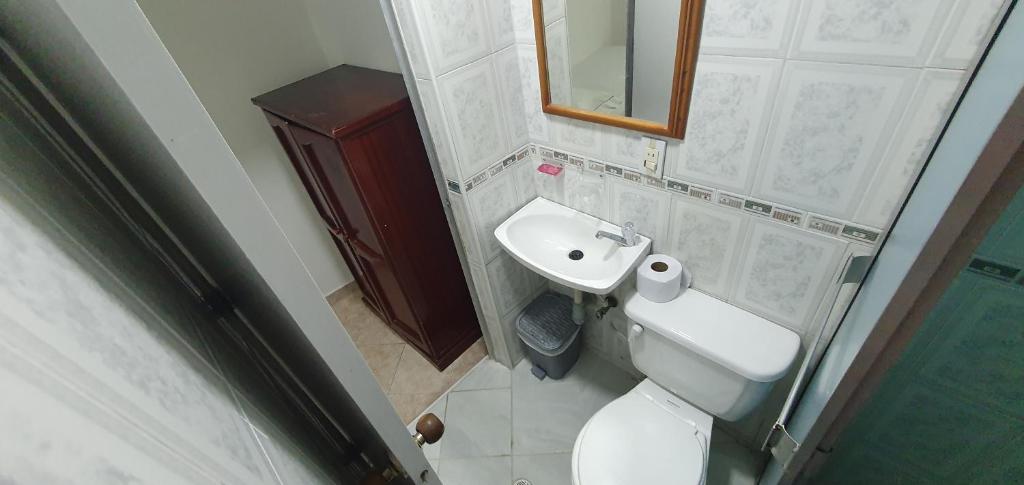 麦德林Hotel Gran Imperio的浴室配有白色卫生间和盥洗盆。