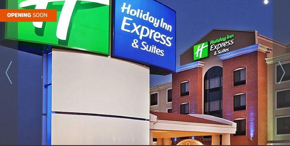 密尔沃基Holiday Inn Express & Suites Milwaukee NW - Park Place, an IHG Hotel的大楼前的豪斯顿快捷套房酒店