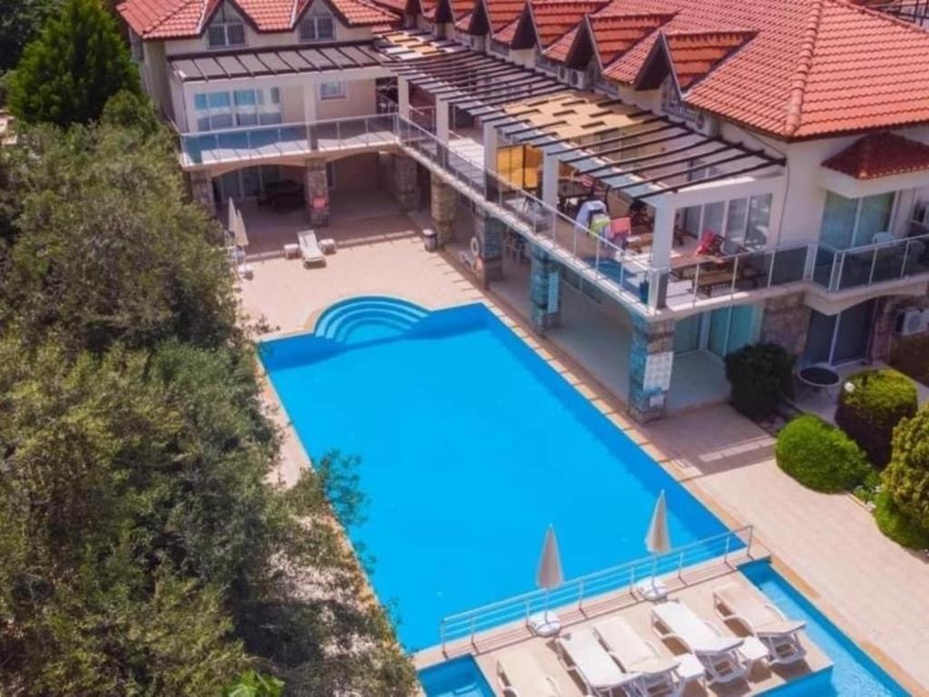 厄吕代尼兹Olivia Apartment at Ölüdeniz - Central的享有带游泳池的房屋的空中景致