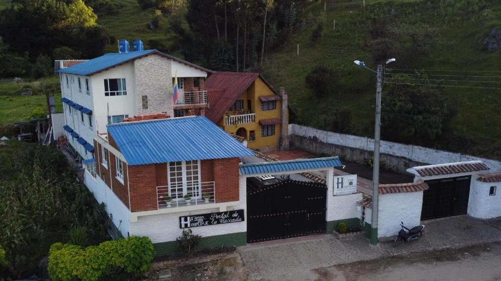 蒙圭Portal de la Cascada - Mongui的享有蓝色屋顶房屋的顶部景色