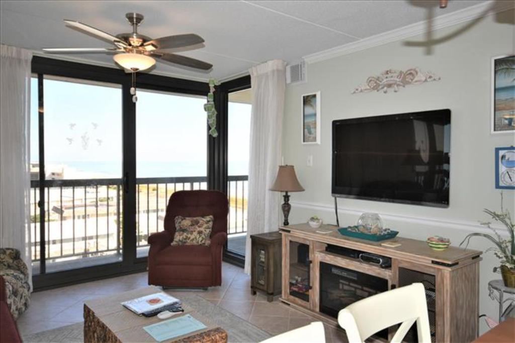 大洋城Sea Watch Condos IX的客厅配有平面电视和沙发。
