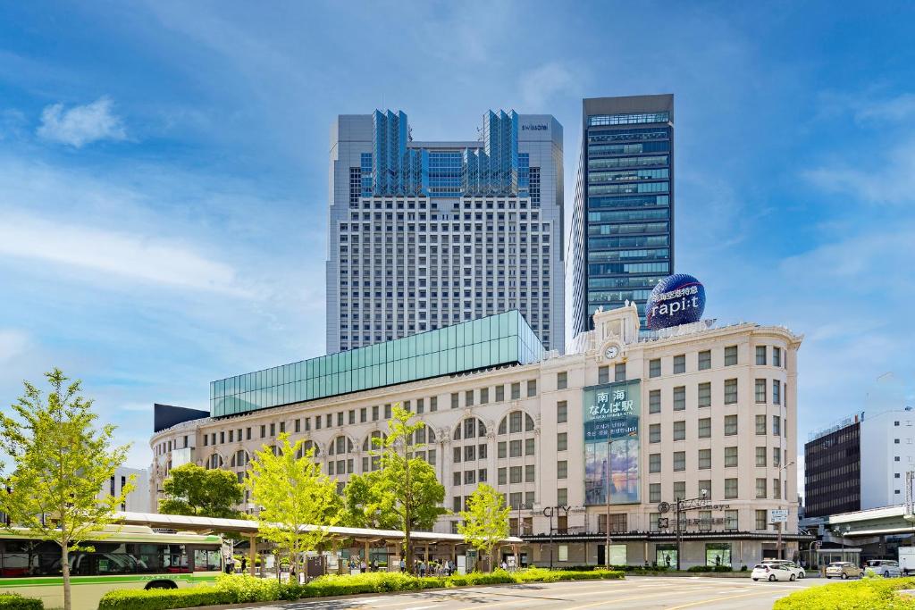 大阪大阪瑞士南海酒店的一座建筑,有高大的建筑背景