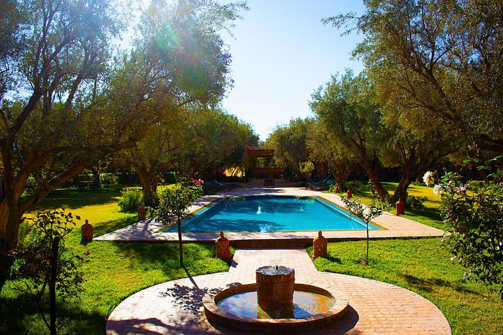 马拉喀什GreenLife Marrakech的一个带喷泉的庭院内的游泳池