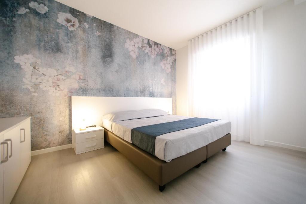 卡奥莱MAR60 Apartments的一间卧室配有床和壁画