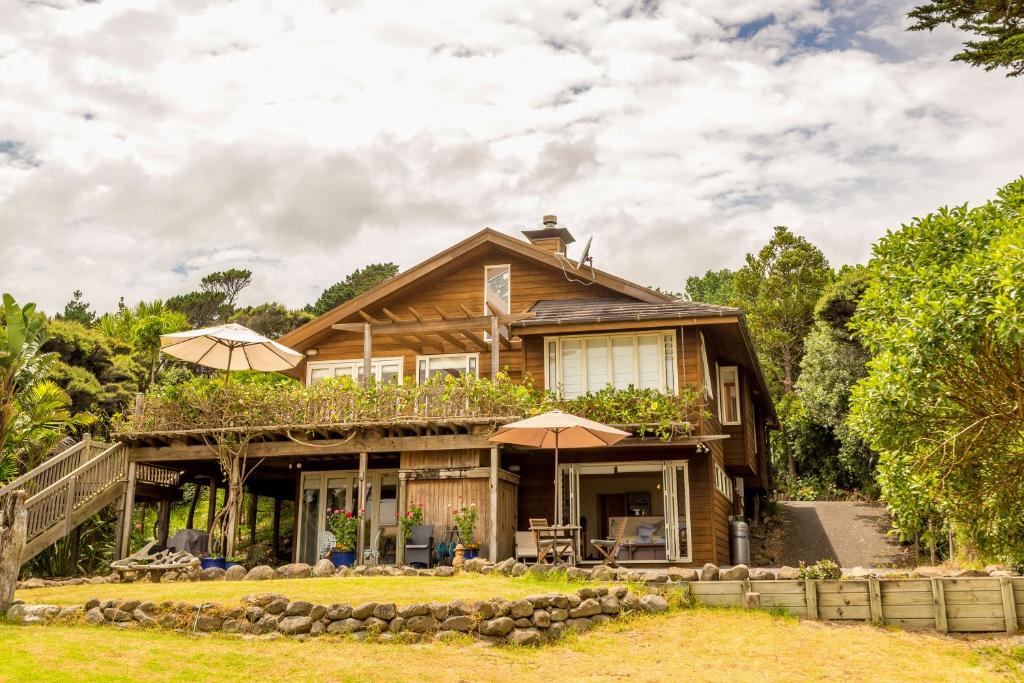 奥波诺尼Hokianga Haven的前面有一把带雨伞的木屋