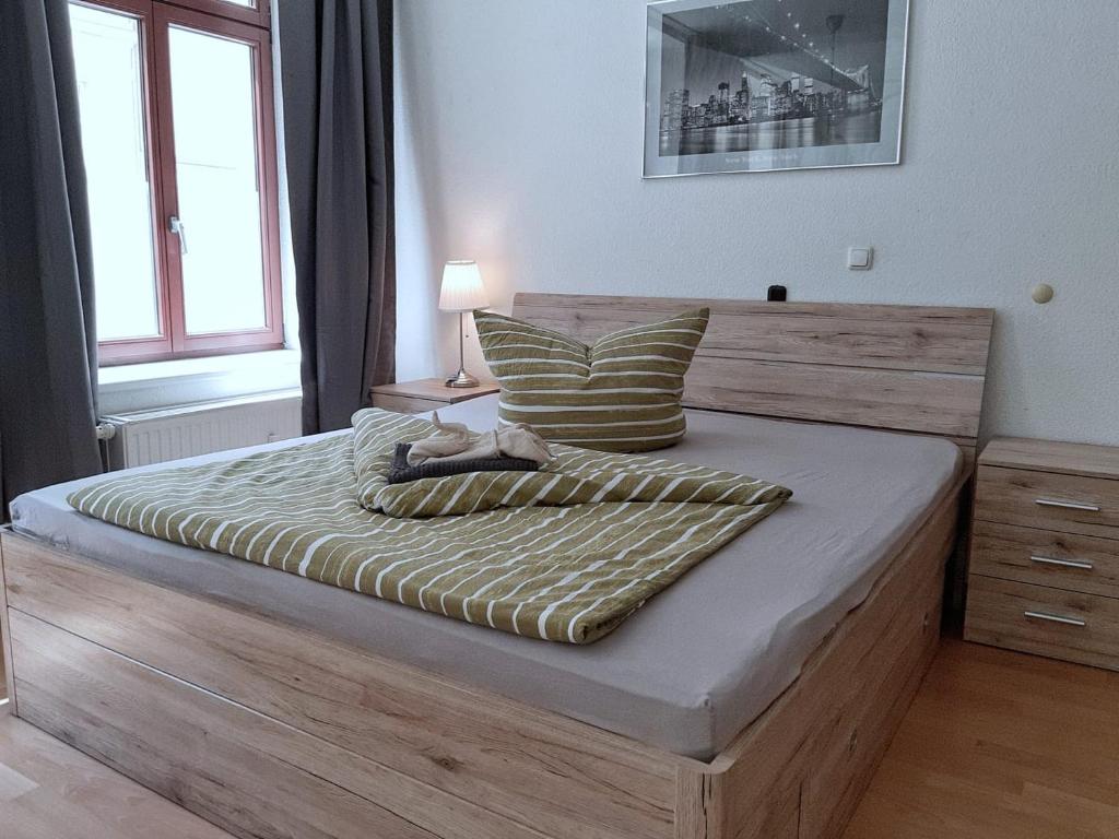 莱比锡Studio Zentrum Süd的一间卧室配有一张大床和木制床头板