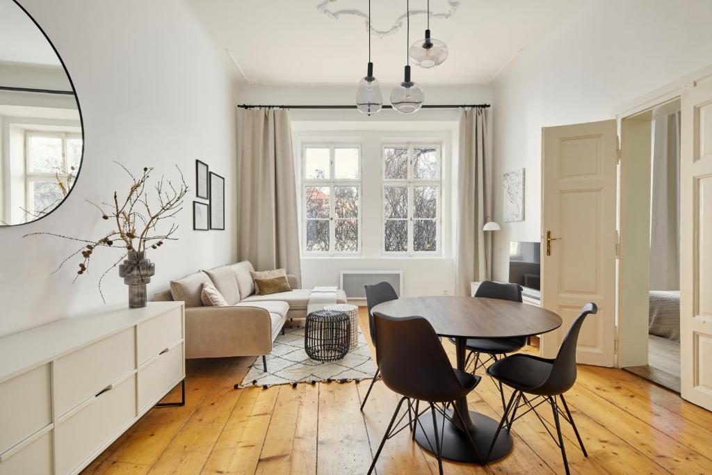 布拉格Contemporary Apartment on Old Town Square by Prague Days的客厅配有桌子和沙发