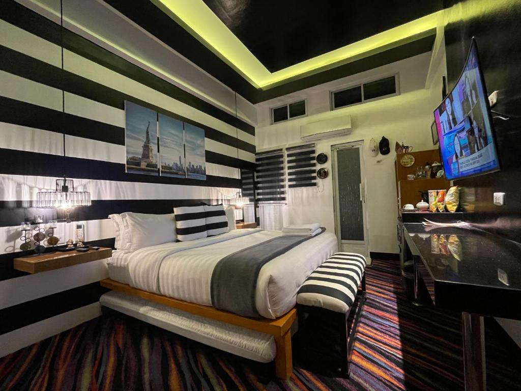 TanauanItaly Condotel Darasa的一间带大床和电视的卧室