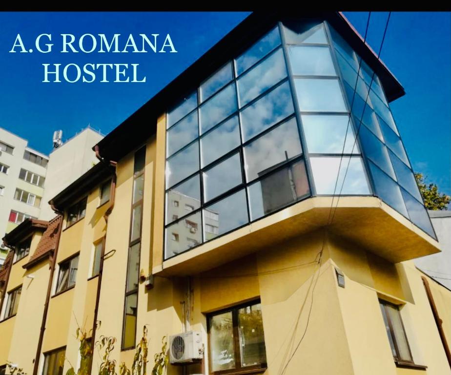 布加勒斯特A.G ROMANA HOSTEL的罗马尼亚的一座建筑,上面写着罗马尼亚医院的话