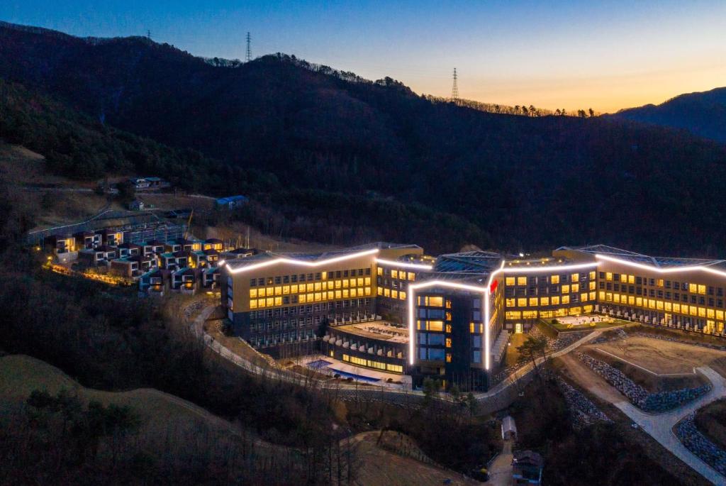 平昌Pyeongchang Ramada Hotel & Suite by Wyndham的建筑的顶部景色,灯火在