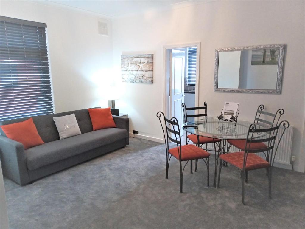 莱瑟姆-圣安妮St Annes Lodge Apartments, Lytham St Annes的客厅配有沙发和桌椅