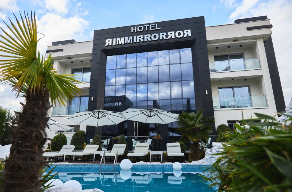 斯科普里Hotel Mirror的大楼前设有游泳池的酒店