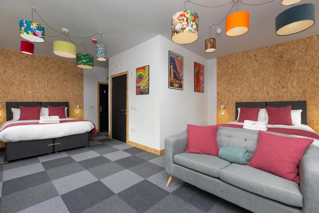爱丁堡On The Walk的一间卧室配有两张床、一张沙发和一张床。