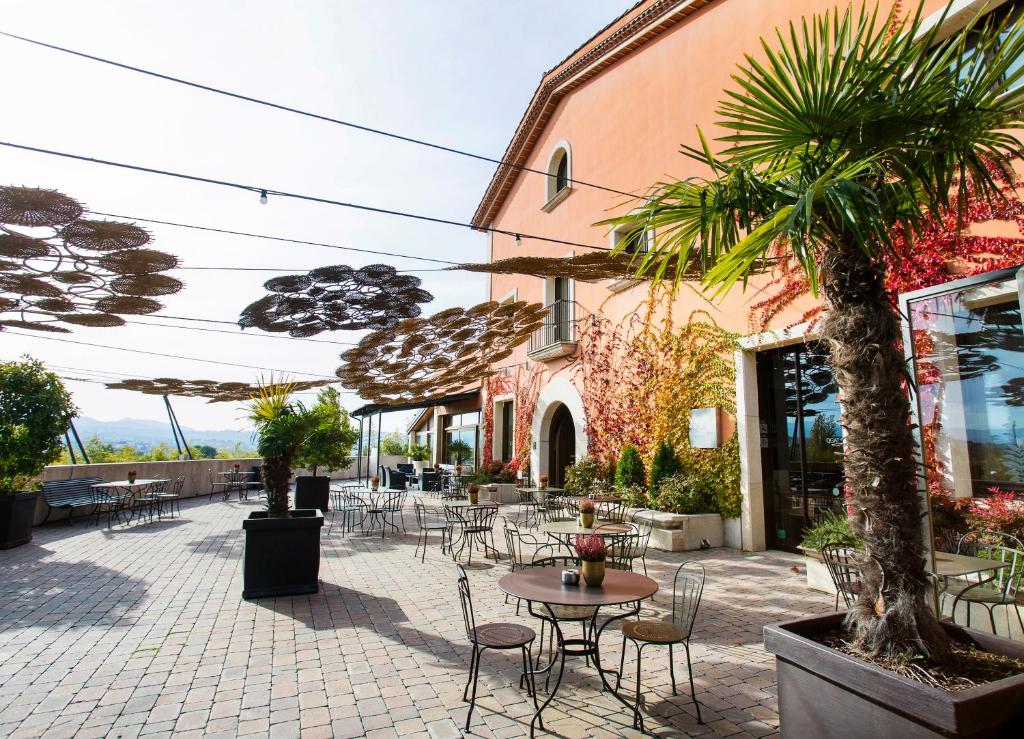 圣库加特德尔瓦勒斯屈加特餐厅与活动酒店的一个带桌椅和遮阳伞的户外庭院。