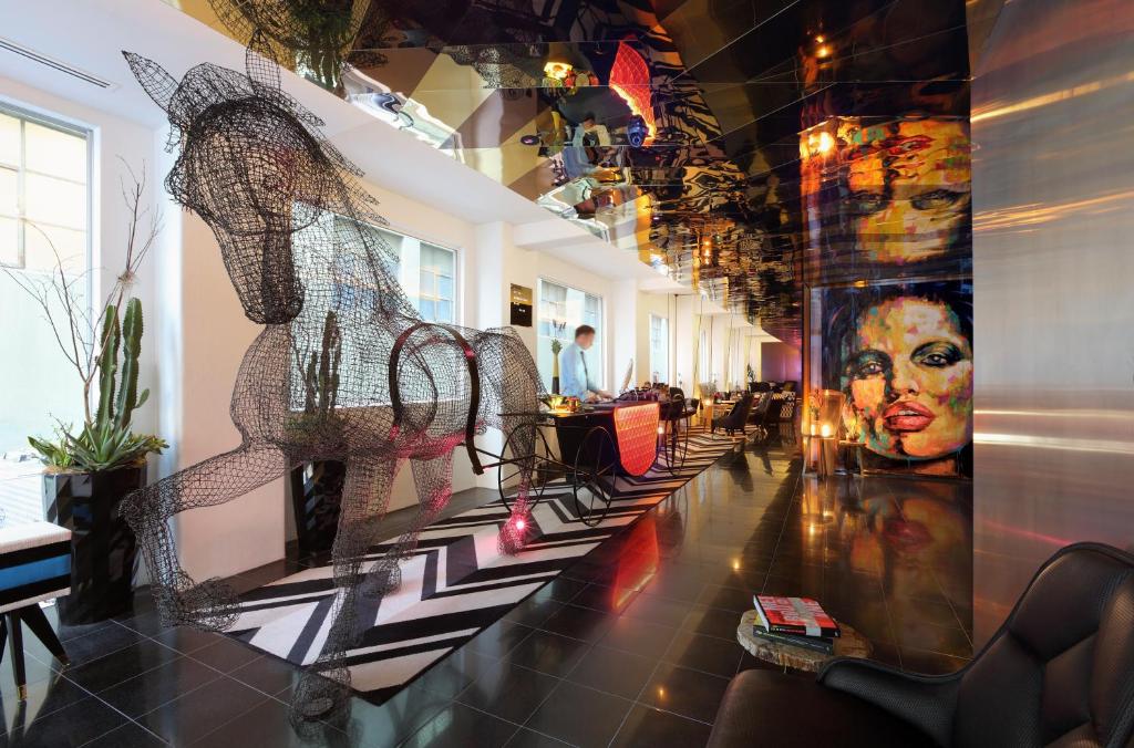 墨尔本阿德菲酒店的墙上装饰着艺术的餐厅走廊