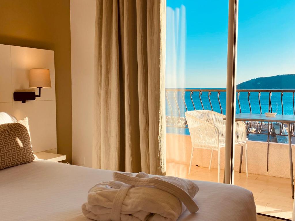 土伦加考尼西贝斯特韦斯特酒店的一间卧室配有一张床,享有海景