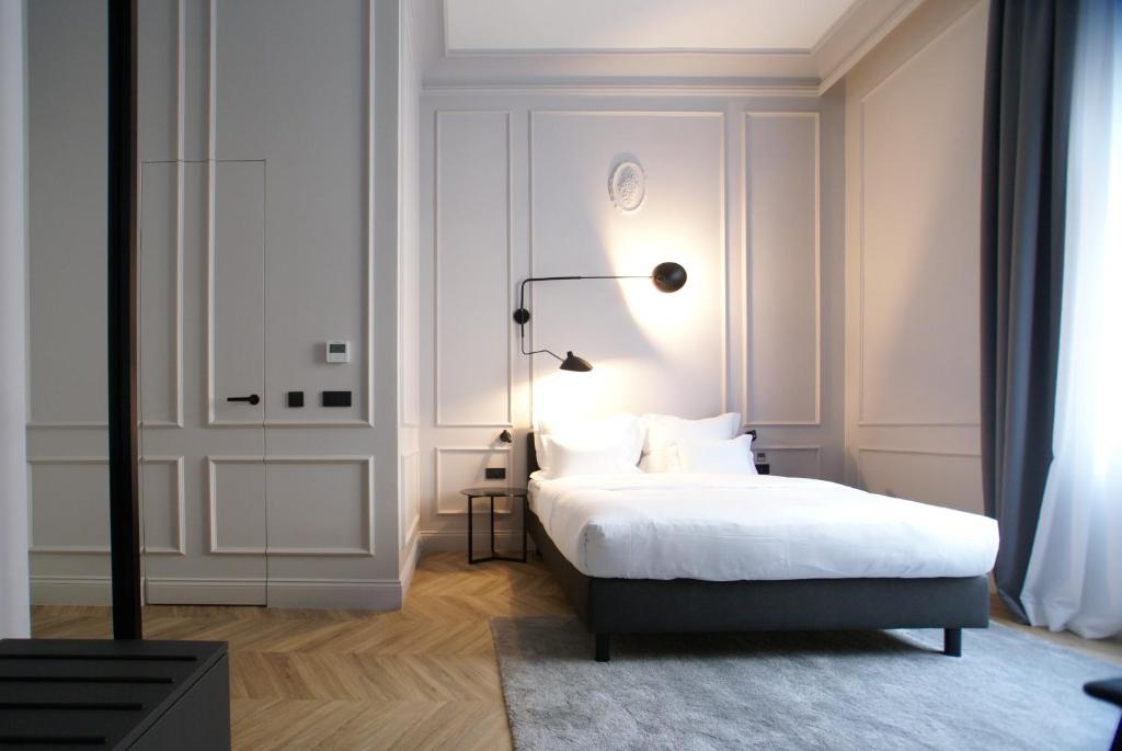 萨格勒布Fingerprint Luxury Apartments 2的白色卧室配有床和灯