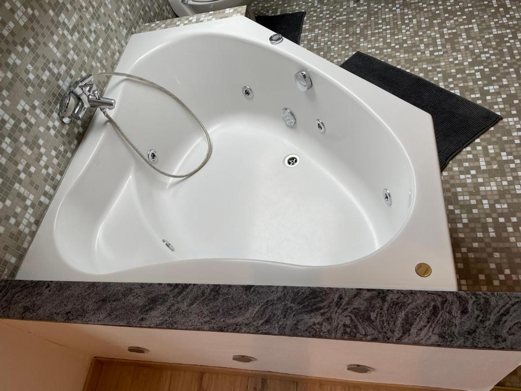 格鲁特·拜加登B&B groot-bijgaarden center的白色浴室水槽和柜台上的镜子