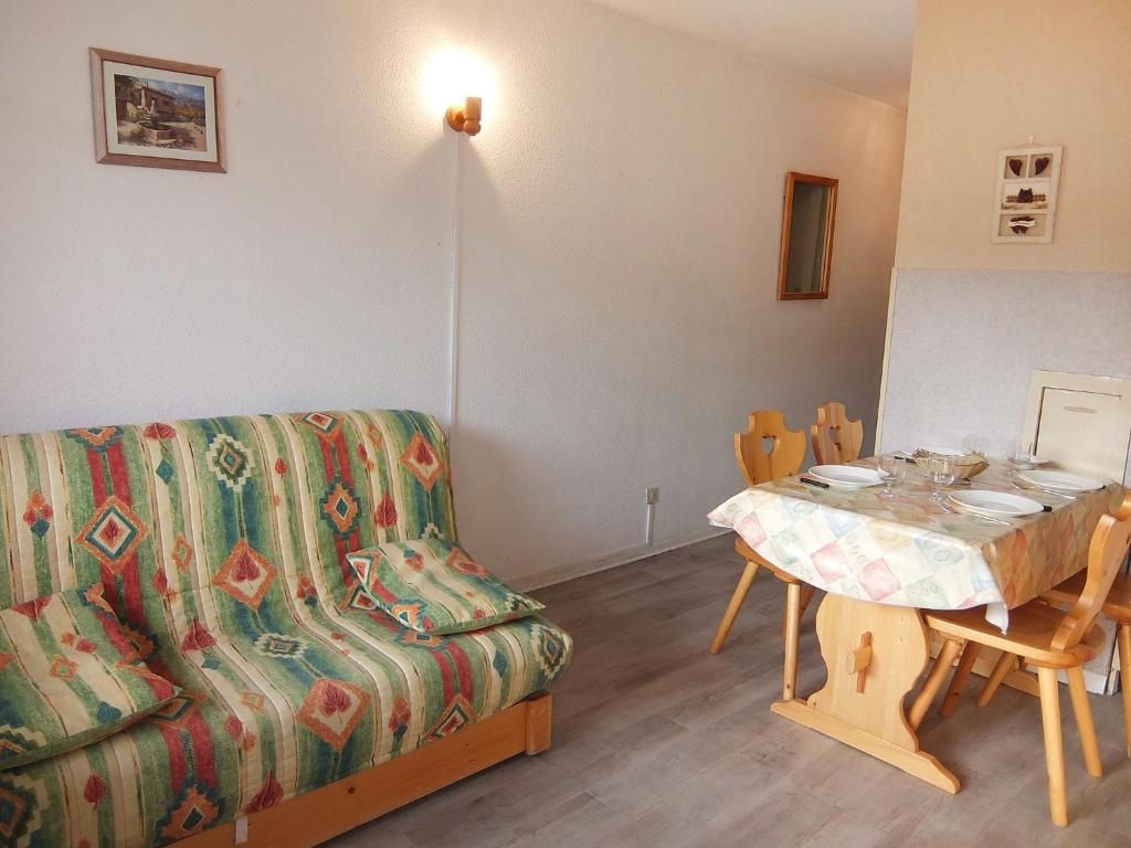 里蒙纽耶Apartment Les Asters-31 by Interhome的客厅配有沙发和桌子