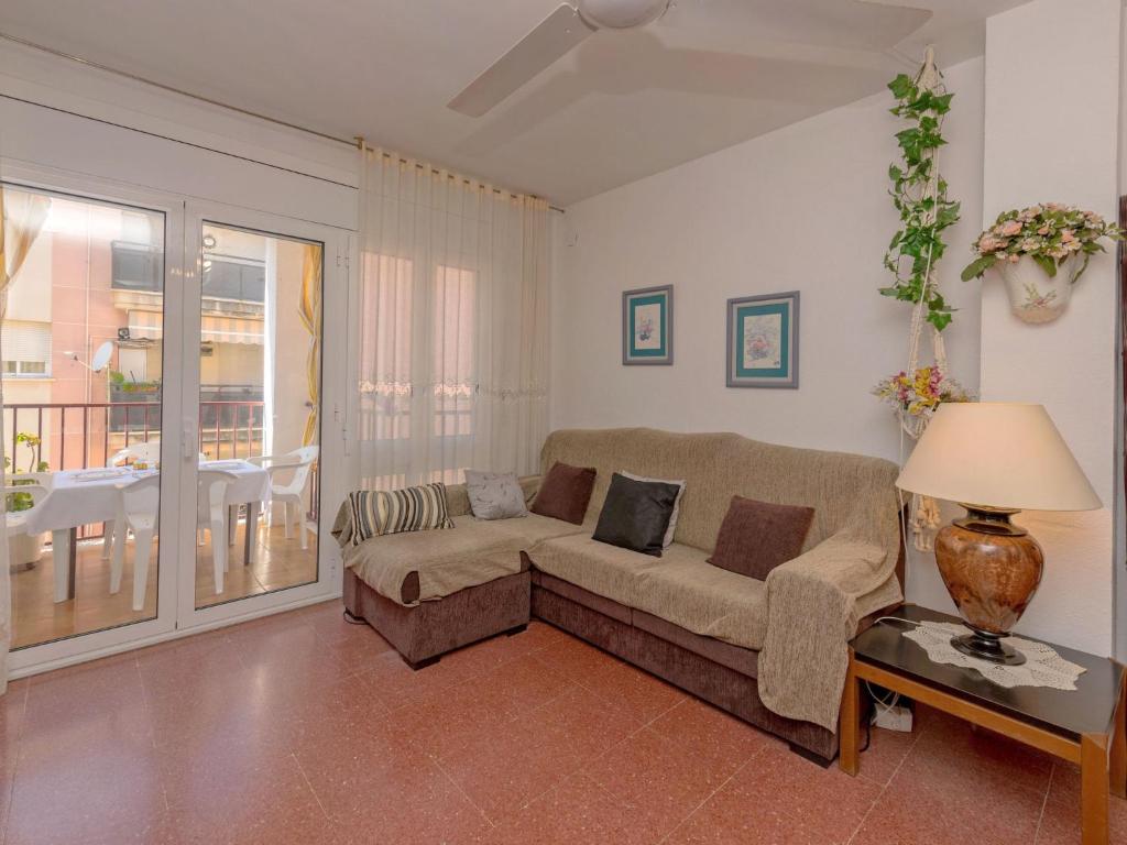塞古德卡拉斐Apartment Edificio Garcomar I by Interhome的客厅配有沙发和桌子