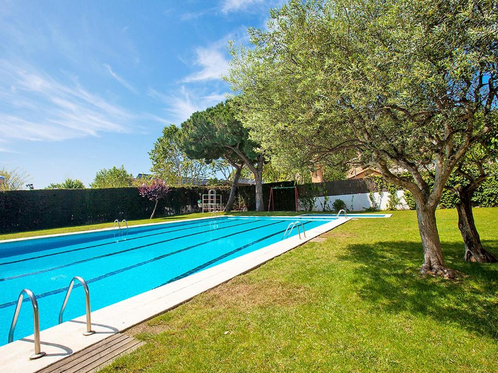 卡里拉Apartment Edificio Blanqueries by Interhome的一座大游泳池,位于一个有树的院子内