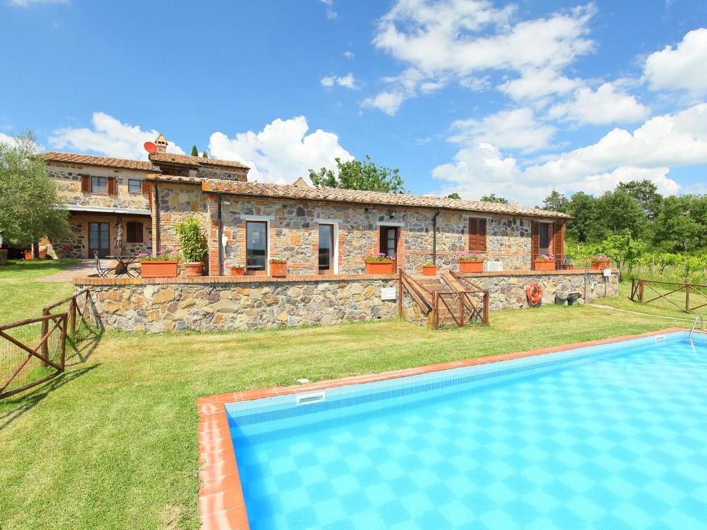 拉迪科法尼Holiday Home Val d'Orcia by Interhome的享有带游泳池的石屋的外部景色