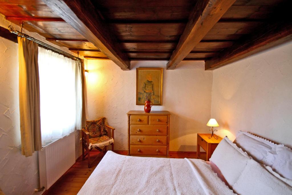 根尼斯迪亚斯Sweet Cottage Vendégház的一间卧室配有一张床、一个梳妆台和一扇窗户。
