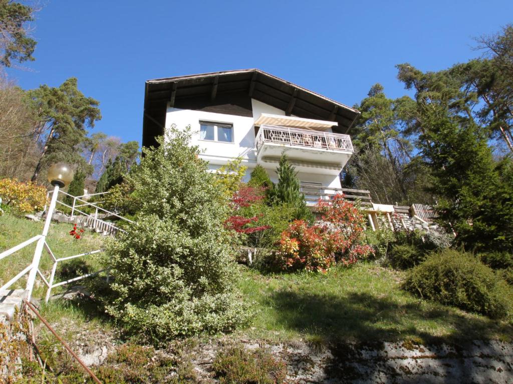 梅佐拉戈Holiday Home Rosemarie by Interhome的山顶上种有植物的房子