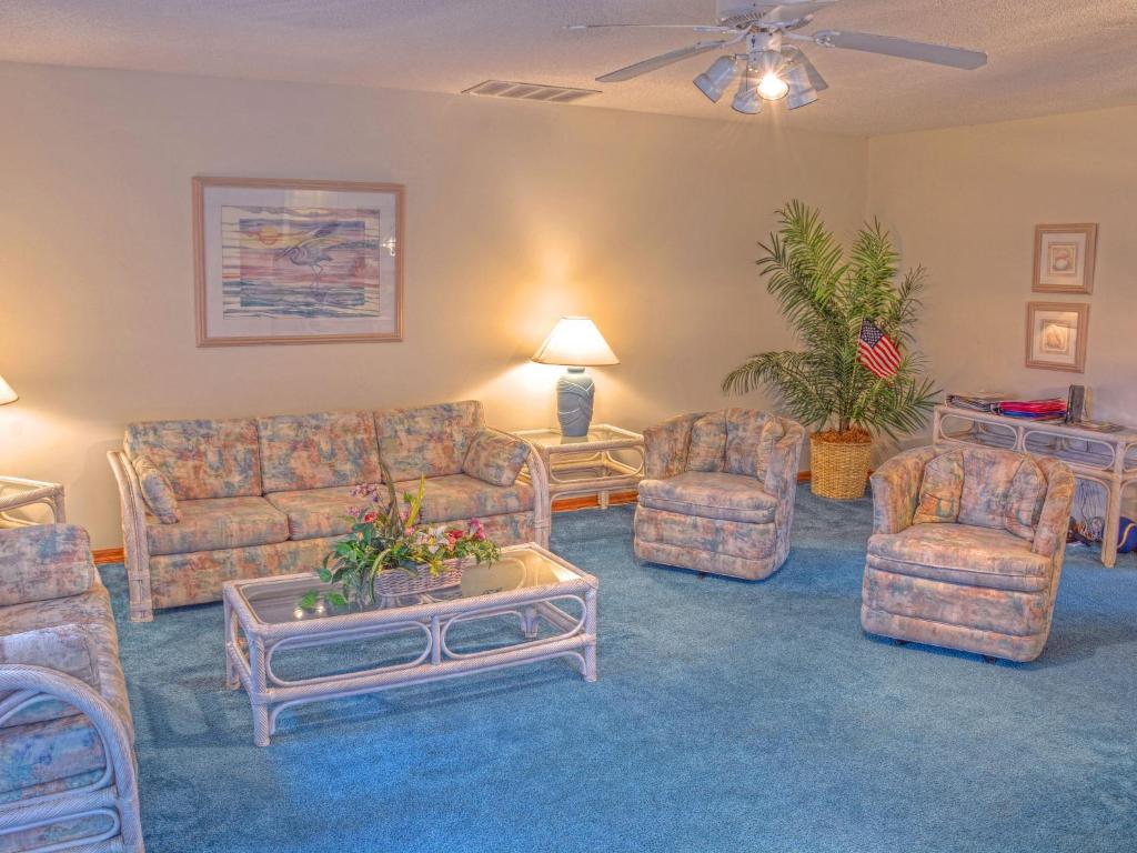 棕榈海岸Holiday Home Sunrise by Interhome的带沙发、椅子和桌子的客厅