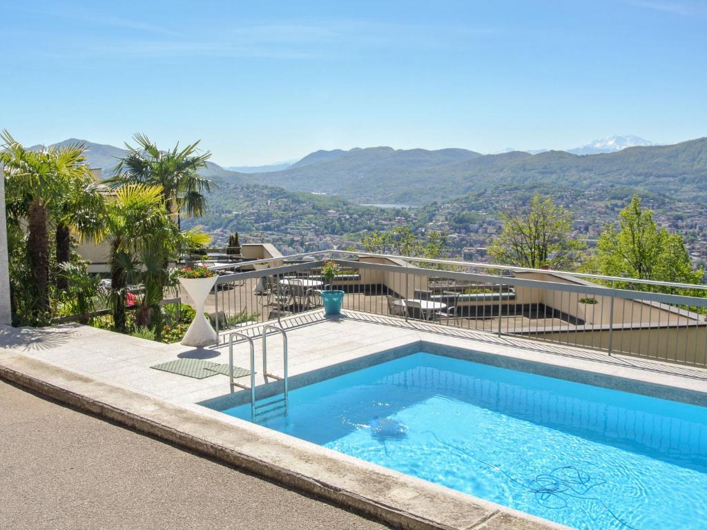 ViganelloApartment Aldesago Monte Brè - Utoring-29 by Interhome的屋顶上的游泳池