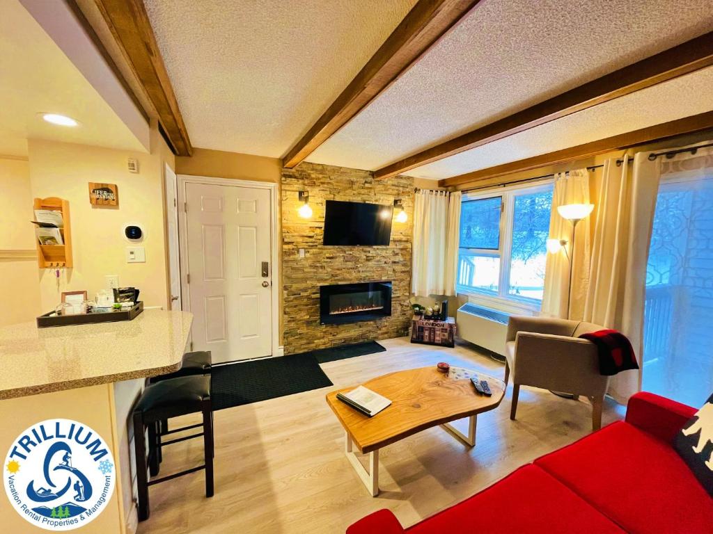 蓝山Rustic Mountainside Chalet的客厅配有红色的沙发和桌子