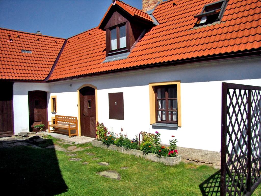 ŠamoniceHoliday Home Podoli by Interhome的白色房子,有橙色屋顶