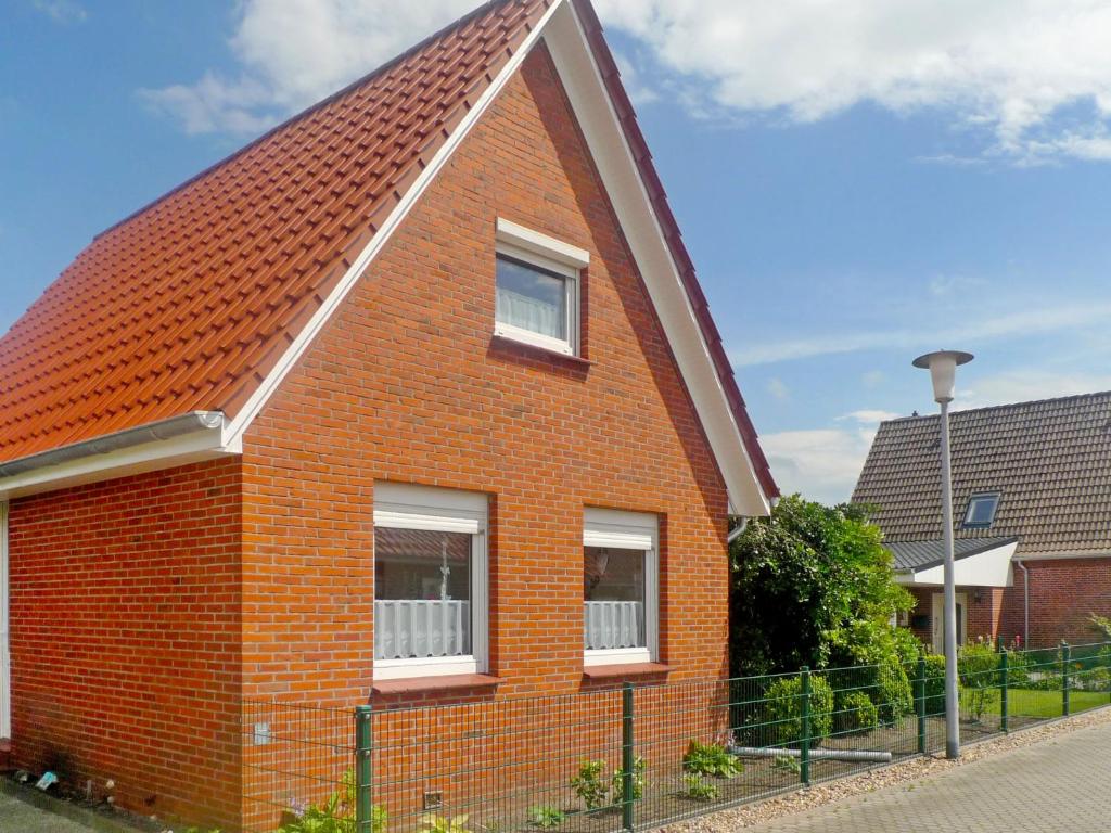 HageHoliday Home Hexenhuus by Interhome的红砖房子,有红色屋顶