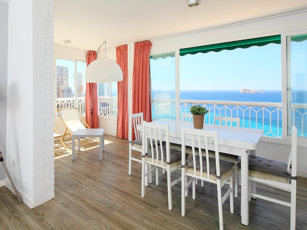 贝尼多姆Apartment Torre Principado by Interhome的白色的用餐室配有桌子,享有海景