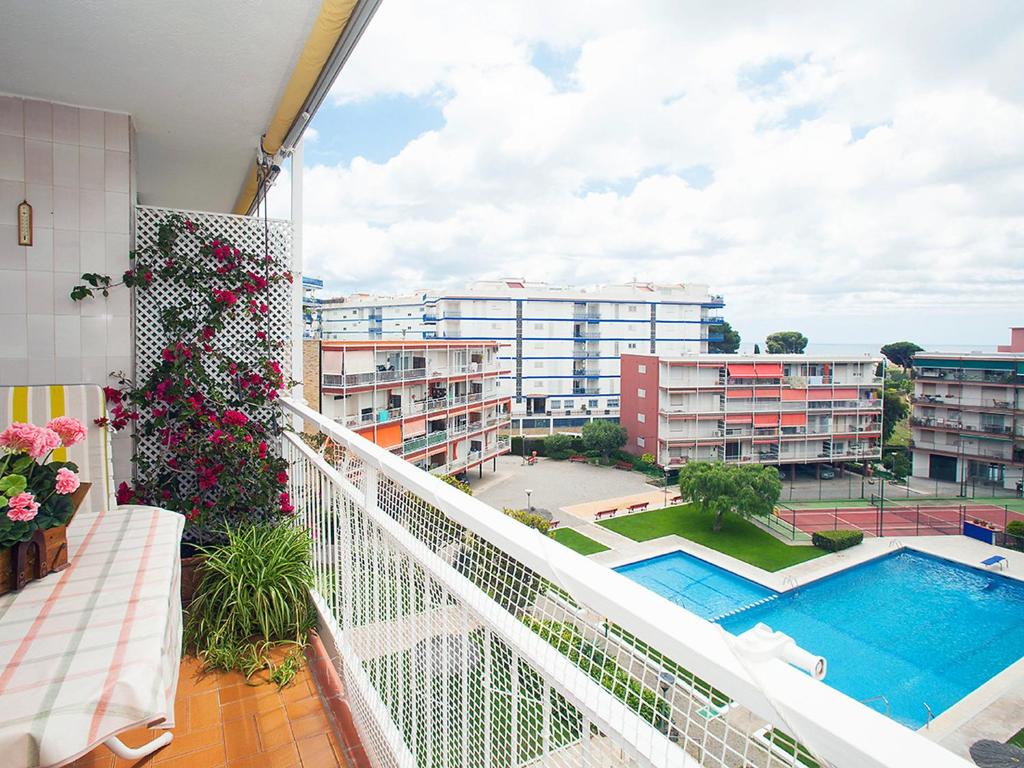 圣安德烈斯-德利亚瓦内拉斯Apartment Mariola by Interhome的享有游泳池和建筑景致的阳台