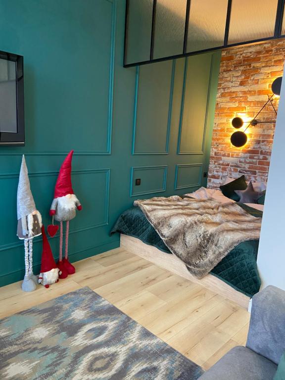 文尼察Lux appartments в центре города в стиле Loft的一间设有两张床的房间,里面有两个格诺姆