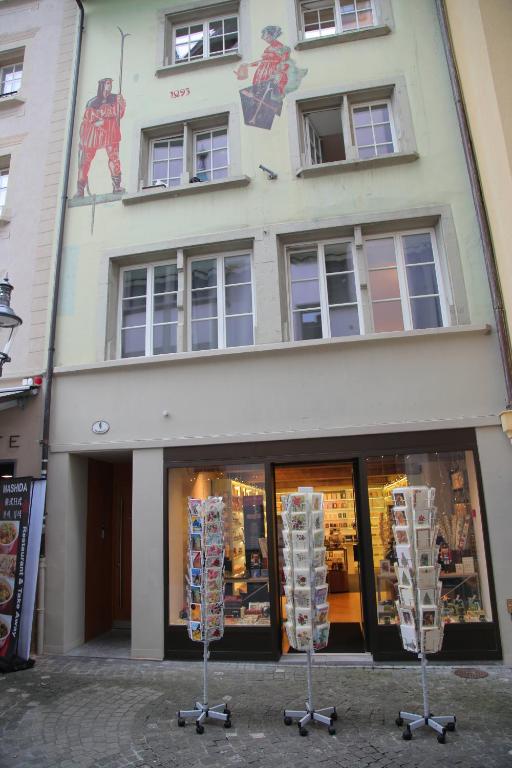 卢塞恩KoBi Boutique Studios Hirschenplatz的建筑前方的商店,有窗户