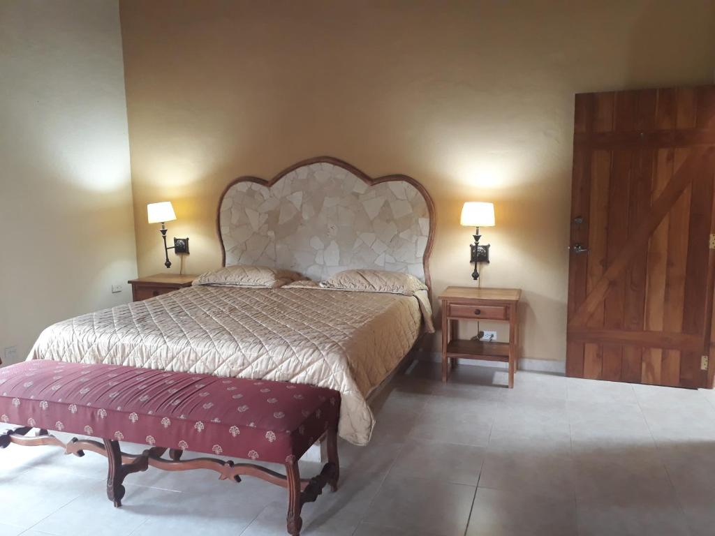 埃尔巴列德安通Valle Luna的一间卧室设有一张大床和两个床头柜