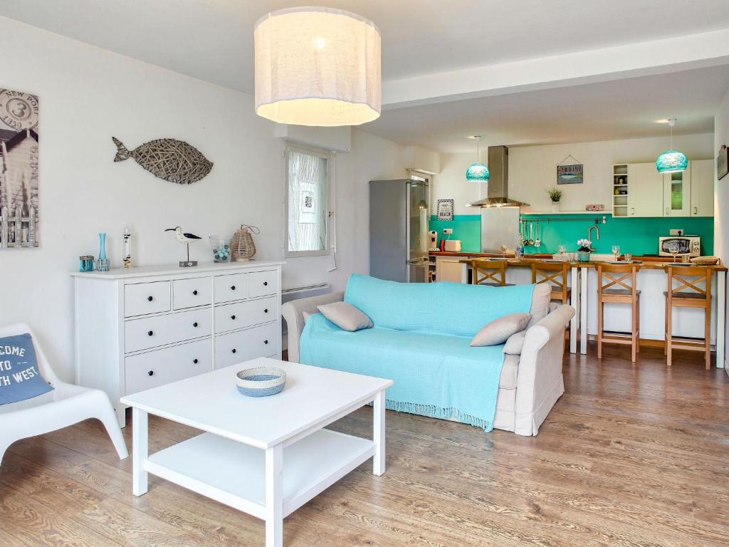 卡布勒通Apartment Cantegrit by Interhome的客厅配有蓝色的沙发和桌子